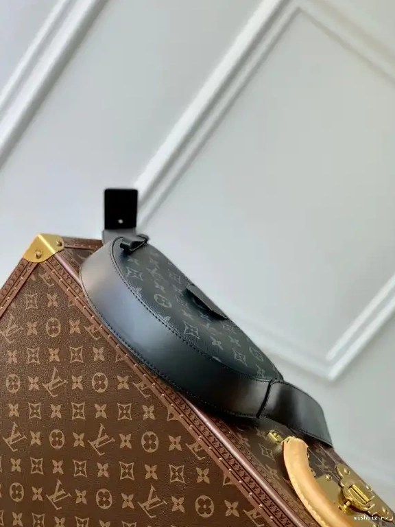 WIS Moon VUITTON LOUIS Crossbody 0520